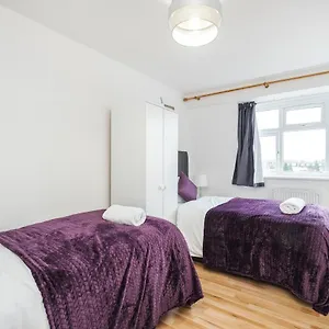  Apartment Spacious 3 Bed 1 Bath Hse W Guest Toilet W Parking Near Excel - E16 United Kingdom